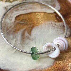 🖤Hawaiian Sea Glass, Puka Shell Hammered Silver Handmade Hawaii Bangle